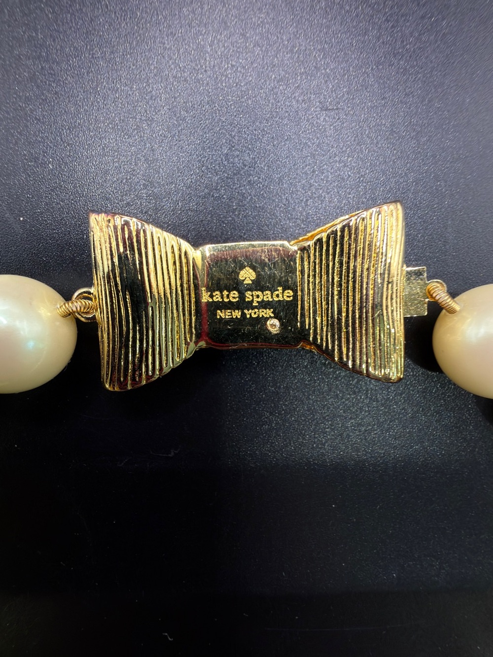 KATE SPADE ALL WRAPPED UP GLASS PEARL GOLD TONE RIBBON BOW NECKLACE - Picture 6 of 12